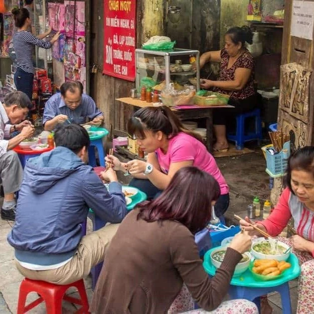 Breakfast Food Vietnam: How Locals Really Eat in the Morning (And Why Fast Food Failed)