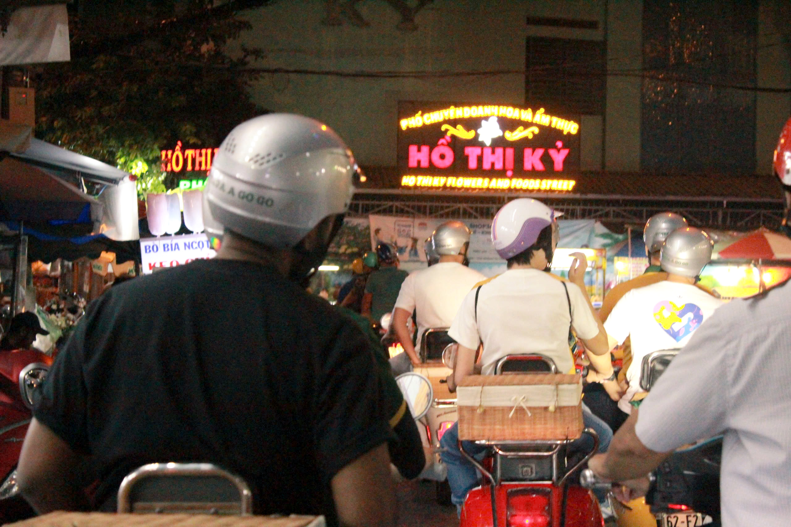 Have a wonderful evening by visiting the flower market on our Vespas