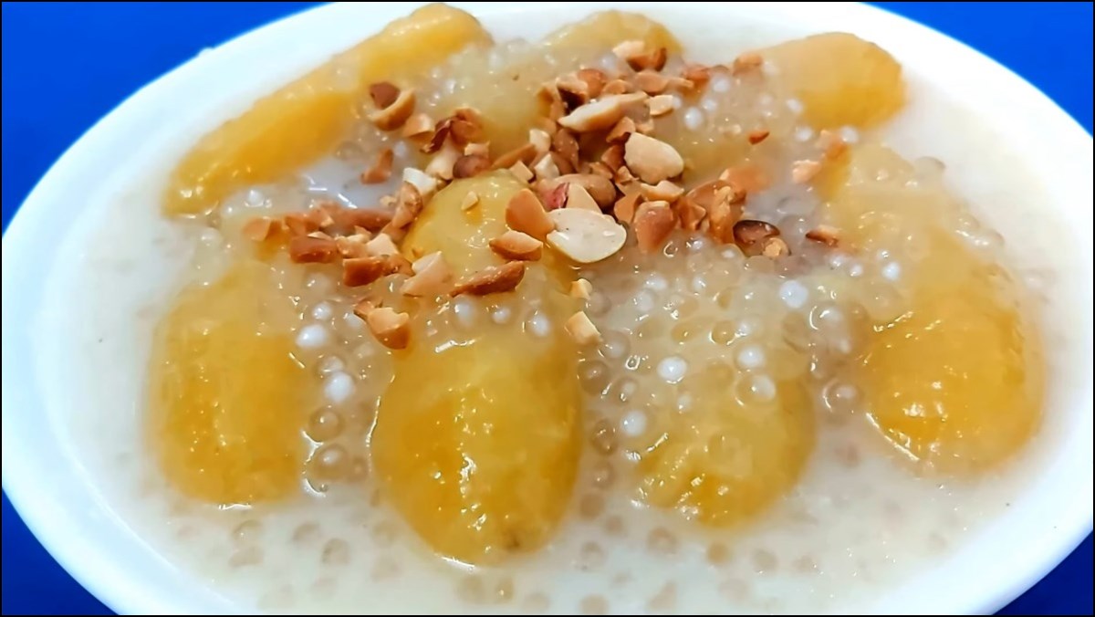 Chè Chuối - A mixture of coconut, banana slices and peanuts