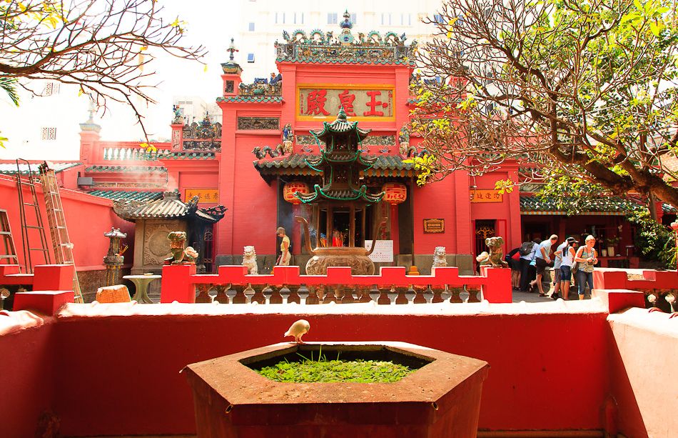 Jade Emperor Temple - the temple in Saigon where people will come to pray for children