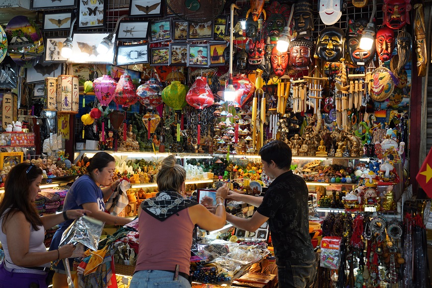 with a wide range of crafts and souvenirs, it can be difficult to decide what to buy