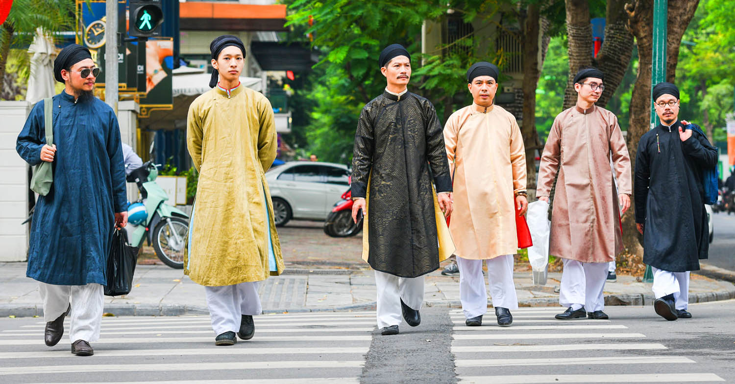 Whether on men or women, the Ao Dai is a symbol of Vietnam’s refined elegance and cultural heritage