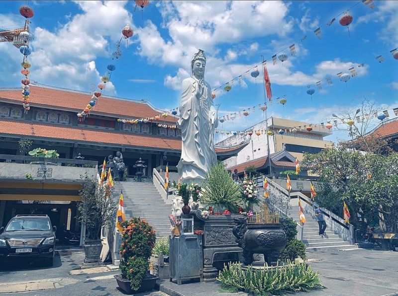 Vinh Nghiem Pagoda - One of the largest pagoda in Saigon where people can come and immerse themselves in the tranquility