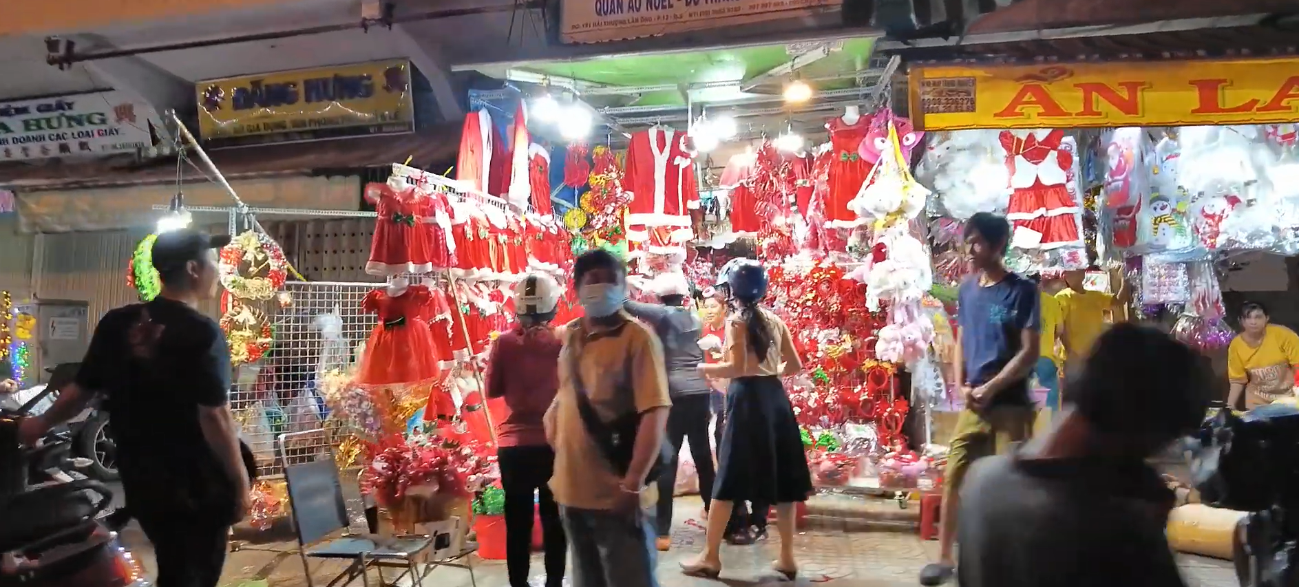 From twinkling lights to festive ornaments, Saigon’s streets come alive with Christmas haul