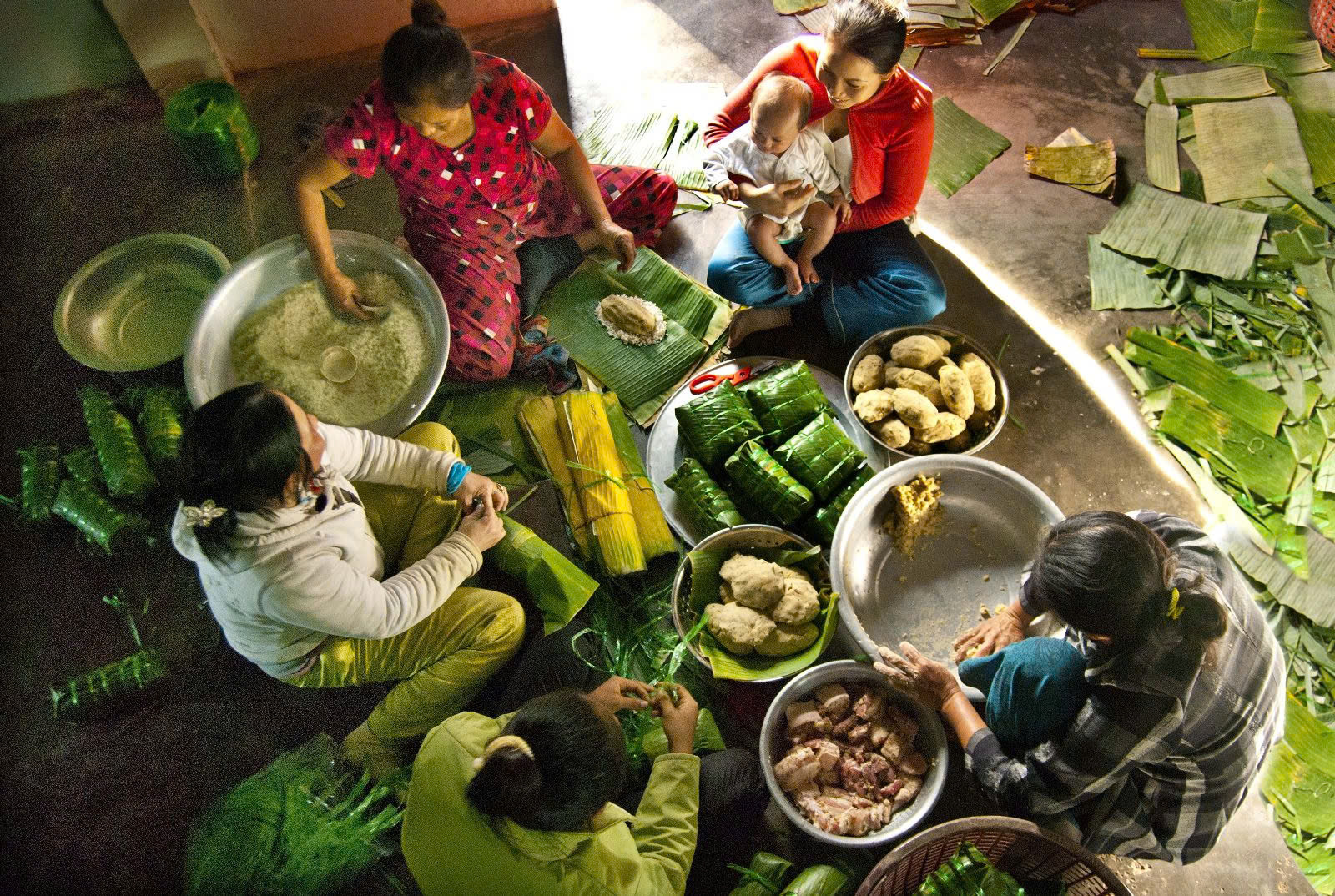 It usually takes around 4 to 8 hours to finish a batch of Banh Chung