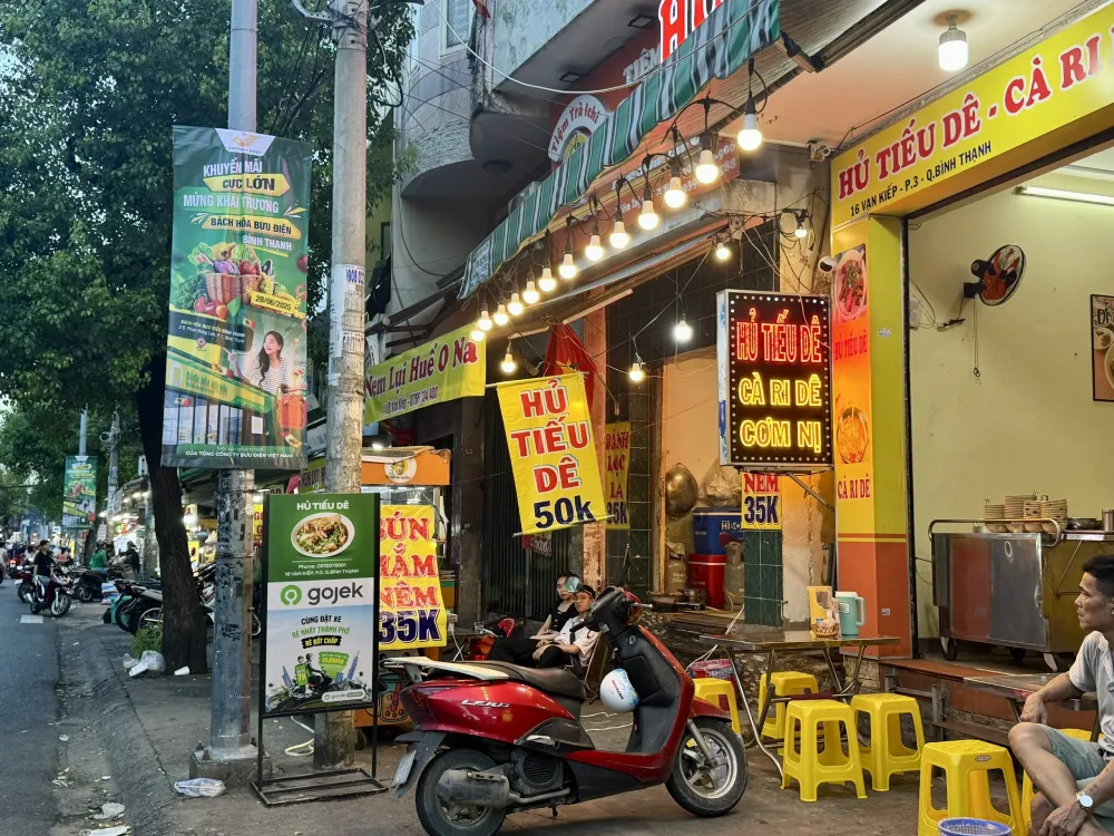Ăn uống đường Vạn Kiếp buổi tối