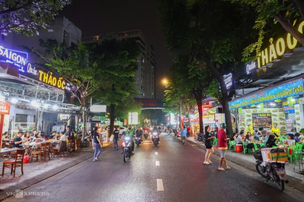 Wander Vĩnh Khánh Street at Night