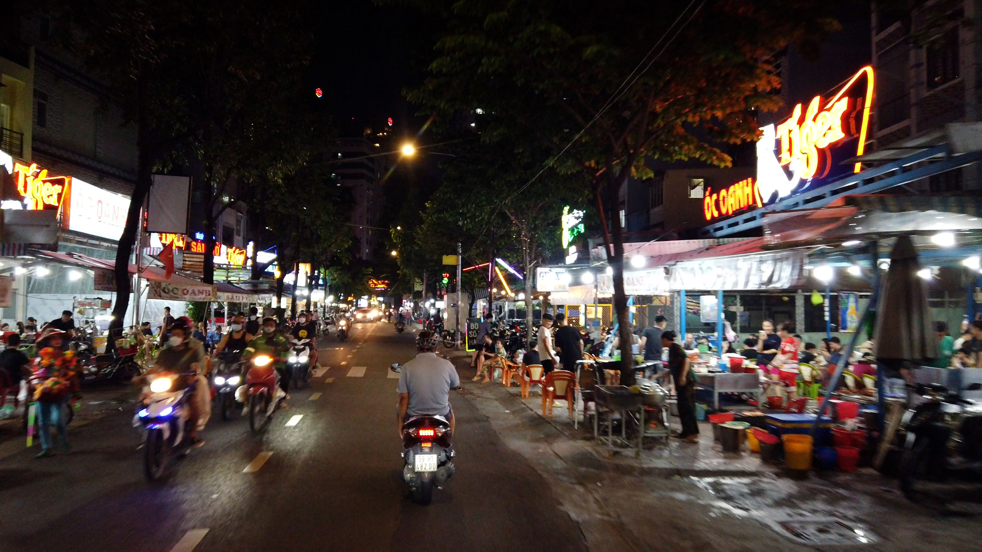SAIGON VIBES & BITES