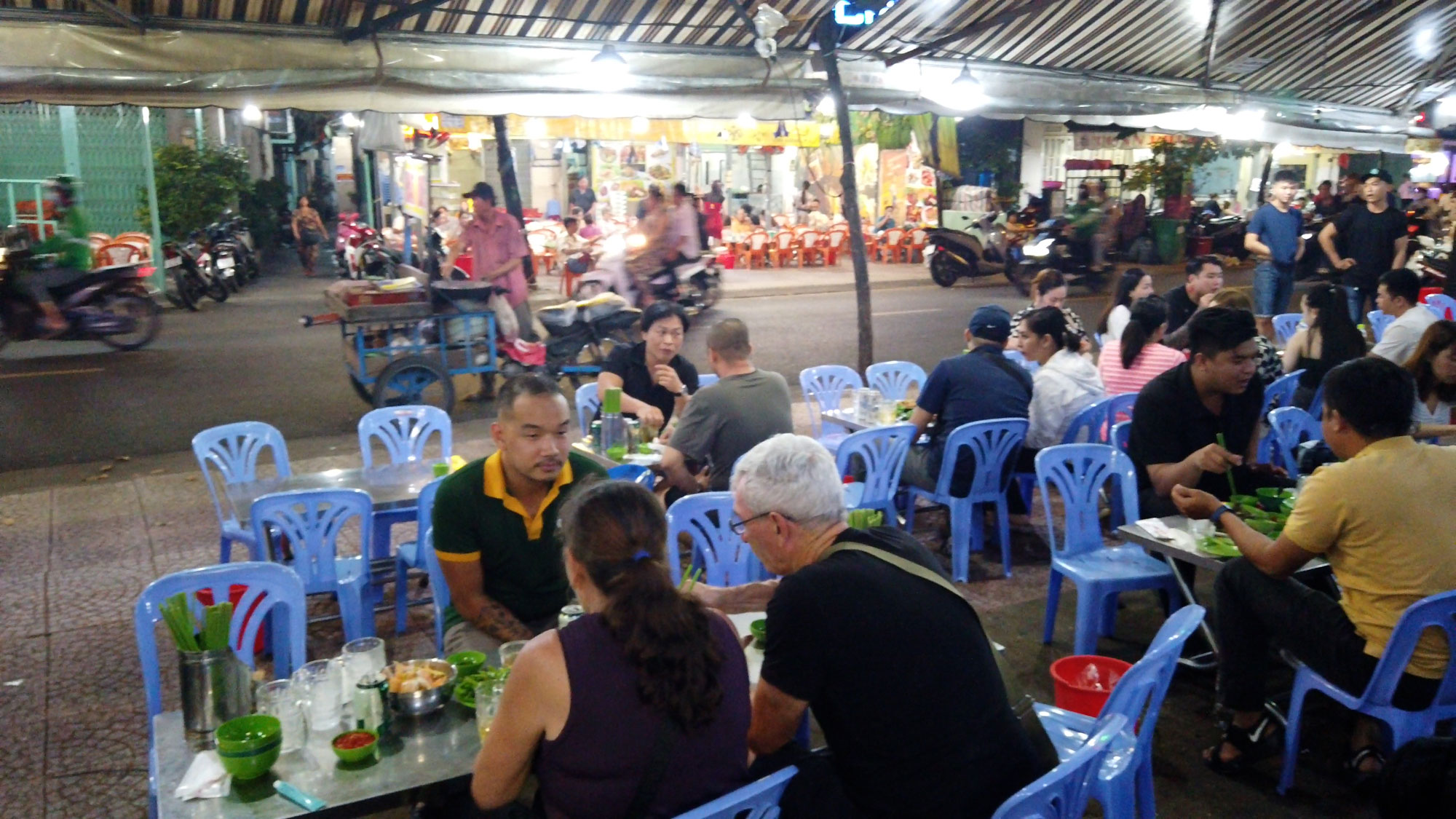 SAIGON VIBES & BITES