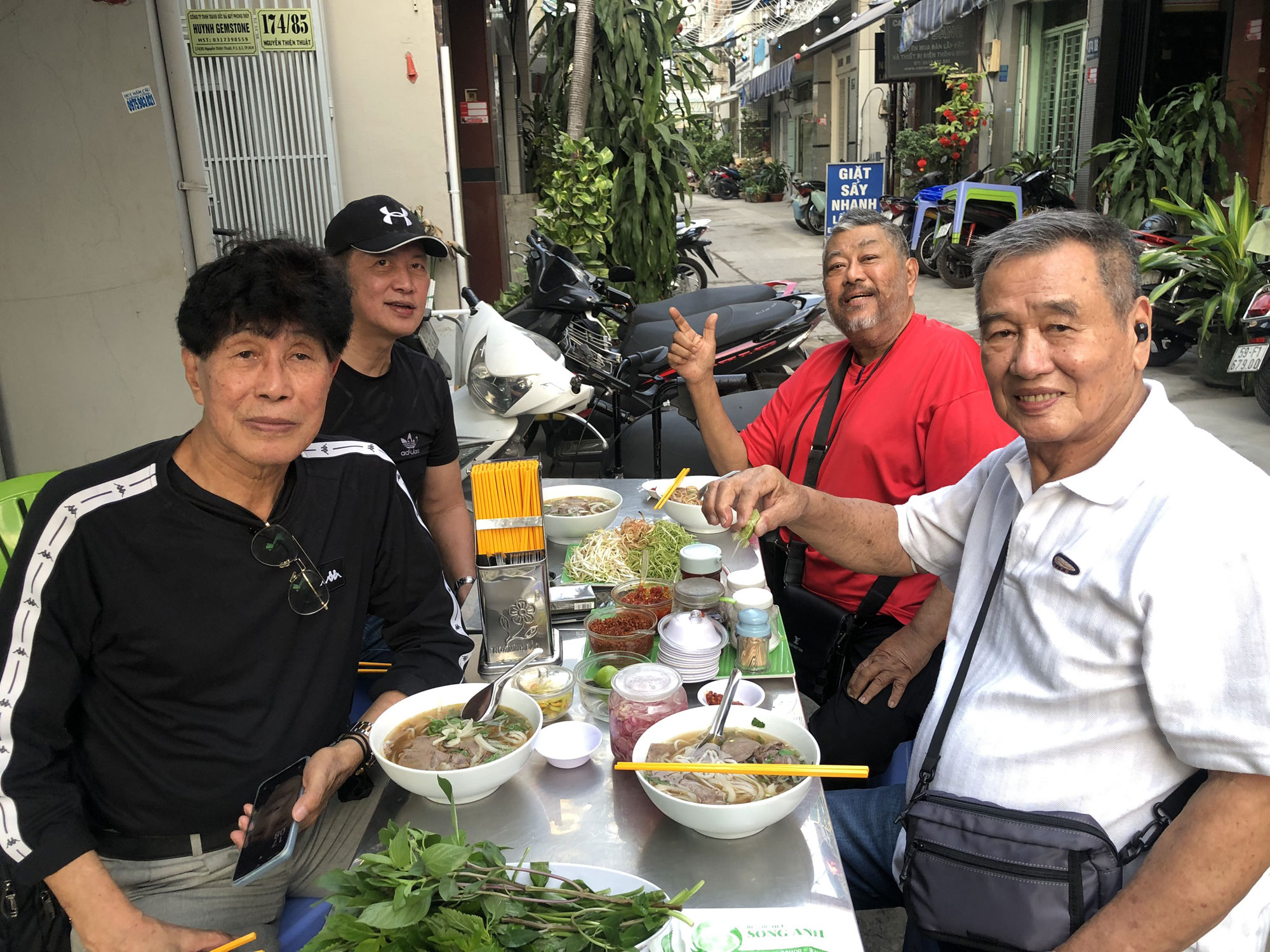 SAIGON VIBES & BITES